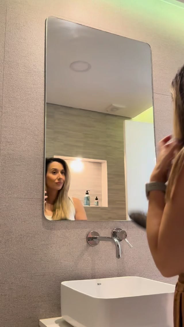 A queda de cabelo no pós-parto é real, bastante comum e tem um grande impacto na nossa autoestima!

Neste segundo pós-parto decidi não ficar à espera.
Comecei logo a cuidar do meu cabelo e do couro cabeludo com o novo Pack Força & Crescimento da @freshlycosmetics_pt , que combina o Hair Growth Shampoo com o Hair Growth Treatment, ambos com mais de 99% de ingredientes naturais. 🌿

〰️ O champô prepara o couro cabeludo, limpando em profundidade e ativando a microcirculação.
〰️ O sérum estimula o crescimento, a densidade e a resistência do cabelo.
〰️ É uma rotina segura para a gravidez, o pós-parto e a amamentação, sem interferir nas hormonas nem causar efeito rebote.

✨ Os resultados são visíveis em poucas semanas: menos queda, mais força e vitalidade.

A queda é temporária, mas o cuidado faz toda a diferença 🙌 não só na saúde do cabelo, mas também na nossa autoestima e bem-estar. 🤍

Já tinhas ouvido falar desta fase da queda capilar no pós-parto?
Conta-me nos comentários se também passaste ou estás a passar por isto, quero saber como tem sido a tua experiência.

#posparto #gravidez #quedadecabelo #hairgrowth #maternidadereal #saudecapilar #babieseverywhere_ #freshlycosmetics #pub