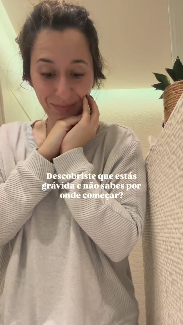 Descobrir que estamos grávidas é um dos momentos mais intensos da nossa vida 💖

É alegria.
É medo.
É amor.
É mil perguntas ao mesmo tempo.

“Será que estou preparada?”
“O que faço agora?”
“Por onde começo?”
“Será que estou a fazer bem?”
“E se me escapar alguma coisa importante?”

Se sentes que estás neste loop de pensamentos, estás cheia de vontade de acertar em tudo, mas sentes-te perdida e sem saber por onde começar, tem calma e respira! 
Praticamente todas passamos por isso, não estás sozinha🥹

Foi exatamente por isso que criei o Roadmap da Gravidez🤰 um guia pensado para te acompanhar desde o teste positivo, com informação simples e clara.
 
Lá dentro encontras temas como:
〰️ O que fazer quando descobres que estás grávida 
〰️ vigilância da gravidez ( consultas e exames)
〰️ Suplementação na gravidez
〰️ Como cuidares de ti 
〰️ Sinais de alerta, …

Porque tu mereces viver esta fase com tranquilidade e confiança 💖

Se estás grávida e queres começar este caminho de forma consciente, informada e tranquila, comenta ROADMAP e eu envio-te por mensagem 🥰

E fica atenta…
estou a preparar algo muito especial para as grávidas deste Instagram🤰🤭

Em breve conto-te tudo🫶

#gravidez #grávida #gravidezsaudável #maternidade babieseverywhere_