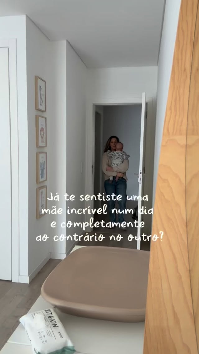 Há dias em que me sinto uma mãe incrível.
E há outros em que questiono tudo…

Se também te sentes ou sentiste assim, sei que nesses momentos podemos pensar que significa que estamos a falhar🥺 
mas quero dizer-te que significa apenas que somos humanas 🫶

Nós damos o nosso melhor dia após dias, mas o nosso melhor muda conforme o cansaço, o sono, o apoio, o dia…
Independentemente disso continua a ser o nosso melhor 🥹

Se hoje estás num desses dias mais difíceis, este vídeo é para ti ❤️

Não estás sozinha. Estás a fazer o melhor que consegues🥰

👉 Segue @babieseverywhere_ para mais informação e apoio e partilhas sobre maternidade real.