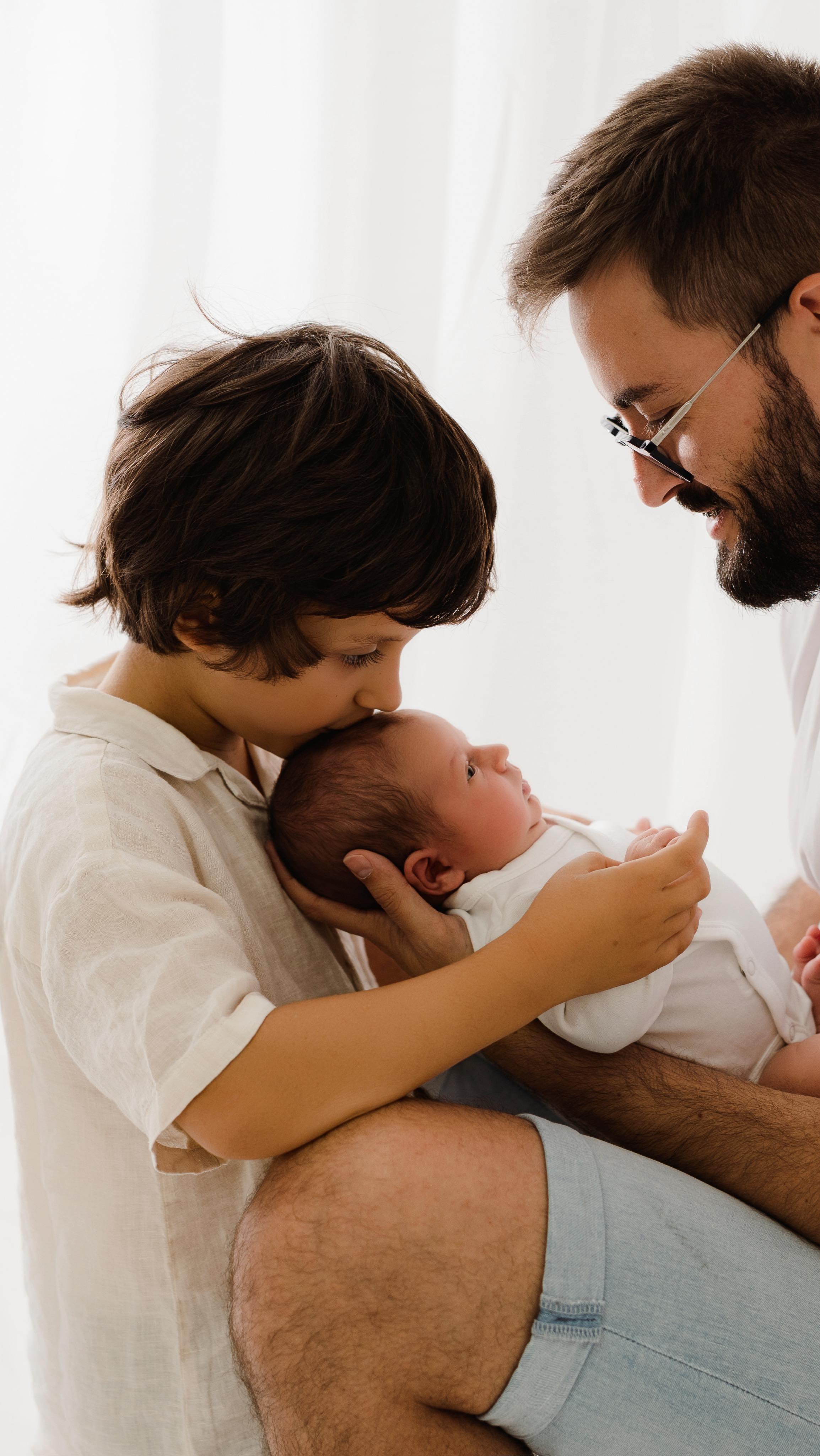 Ser pai é muito mais do que estar presente…
é SER presente 🤍

É nos pequenos gestos que tudo acontece:
no colo que acalma,
nas brincadeiras que só eles entendem,
nas histórias e músicas inventadas à hora de dormir…

É aí que se criam memórias para a vida!

E nós não podíamos estar mais orgulhosos do pai cá de casa🫶 temos muita sorte @brunopaimoura 🥹

Feliz Dia do Pai a todos os pais incríveis, os de sangue e os de coração!

Eu sei que também temos pais incríveis aí desse lado 🥰 
marca aqui o pai incrível aí de casa para ele saber que está a fazer um excelente “trabalho”☺️👇