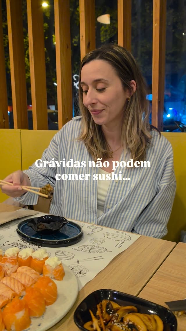 🍣 Grávidas não podem comer sushi… será mesmo assim? 👀

A verdade é que vais encontrar opiniões MUITO diferentes sobre este tema, porque não é assim tão linear.

Mas vamos ao que interessa 👇
O problema não é o sushi em si… é o risco de contaminação (como a listeria ou parasitas).

E aqui está o ponto importante: Nem todo o sushi é igual…

✔️ Pode ser uma opção se:
- for de um local de confiança
- o peixe tiver sido previamente congelado (como exige a regulamentação)
- houver boas práticas de higiene (sem contaminação cruzada)

⚠️ Mas como nem sempre conseguimos garantir isto a 100%… o mais seguro é escolher locais de confiança ou optar por versões cozinhadas.

🚫 Evita:
- sushi de locais duvidosos
- buffets/sushi exposto durante muito tempo

Ou seja: não é “não podes”… é depende!

💬 E tu? Evitaste completamente ou não abdicaste do sushi na gravidez? Conta-me 👇

Partilha com aquela amiga grávida que anda cheia de vontade de sushi 🤰🤭