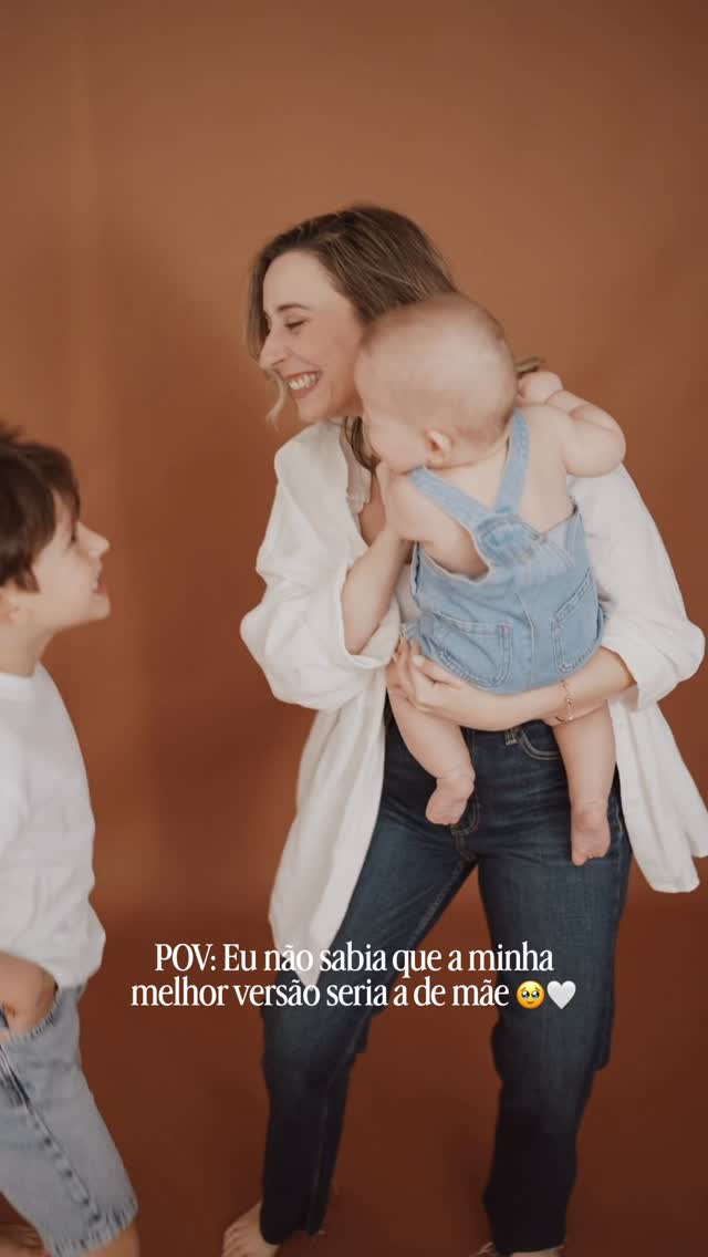 Eu não sabia…
mas ser mãe trouxe a melhor versão de mim 🤍

Mais paciente,
mais forte, mais resiliente
e com um amor que não se explica 🥹

Entre o caos e o colo,
os dias e noites mais difíceis
são compensados pelas gargalhadas,
pelos olhares de cumplicidade
e pelos melhores abraços do mundo 🫶

Feliz Dia da Mãe a todas as mães incríveis desse lado 💖

E lembrem-se: a maternidade não é perfeita…
é, como eu costumo dizer, um mix de caos e amor!
E vocês estão a dar o vosso melhor 🥹
O vosso melhor não é igual todos os dias,
mas não deixa de ser o vosso melhor ✨

📸 @marlenebatista.ph
