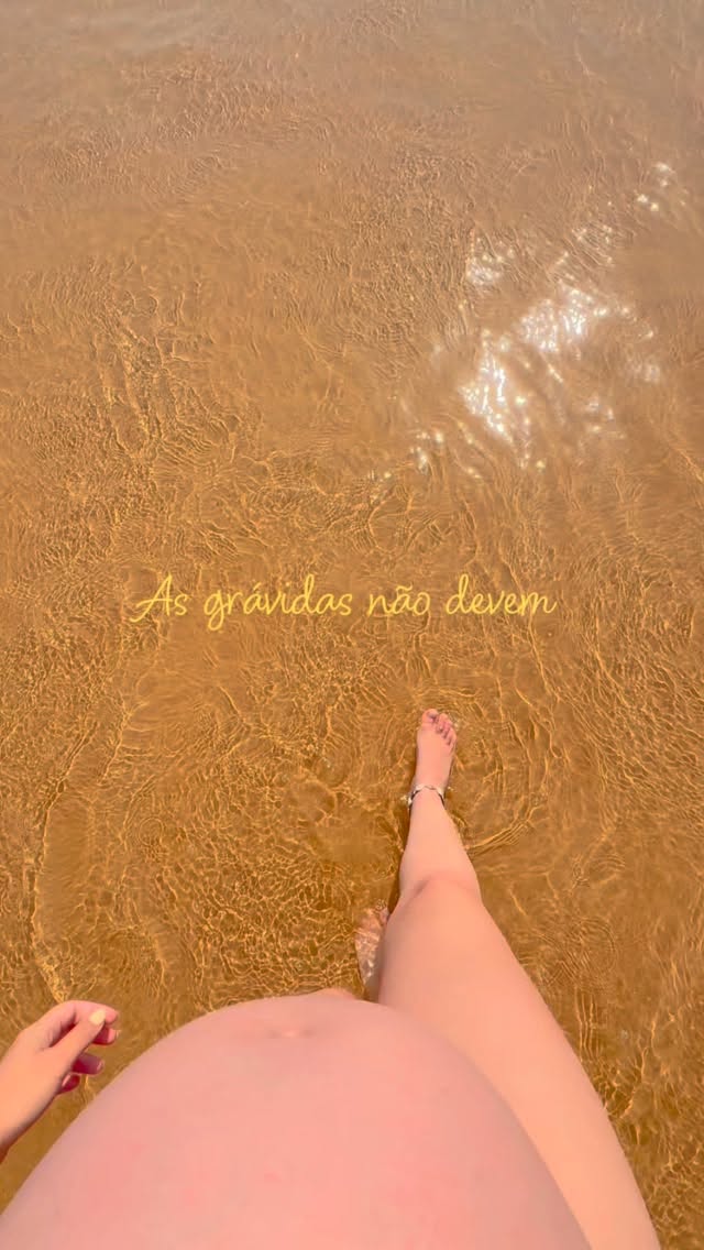 “As grávidas não devem ir à praia!”… Dizem as invejosas…🙄😂

Agora fora de brincadeiras🤭 se tiver a correr tudo bem com a gravidez não tens de ficar sem ir à praia só porque estás grávida, mas claro que tens de ter alguns cuidados essenciais 👇

GUARDA já para não te esqueceres!

〰️ A hidratação é a palavra de ordem 😅 por isso aconselho a ingestão de pelo menos 2L de água por dia, para não haver o risco de desidratação 👌

〰️ Evita ir nas horas de maior calor, MAS caso não haja outra opção preferir as belas sombras e evitar a exposição solar ☀️ entre as 11h e as 17h!

〰️ Não te esqueças de colocar sempre protetor solar 50+ antes de sair de casa e ir repondo a cada 2h.

〰️ Usa e abusa dos Spray’s de água termal, são ótimos para refrescar💦

〰️ Usa roupas frescas e leves, com tecidos respiráveis como por exemplo o algodão, vai ajudar a sentires-te mais fresquinha 😊

〰️ Faz caminhadas à beira-mar pois ajuda a promover o retorno venoso e a drenagem linfática é ótimo para aliviar o inchaço e sensação de pernas pesadas 🙌

Temos grávidas de verão por aí? Já estás a colocar em prática estas dicas? Conta-me nos comentários 💬

E se tens uma amiga grávida não te esqueças de partilhar com ela🤰

‌
#gravida #gravidez #gravidezsaudavel #gravidaverao #babieseverywhere_