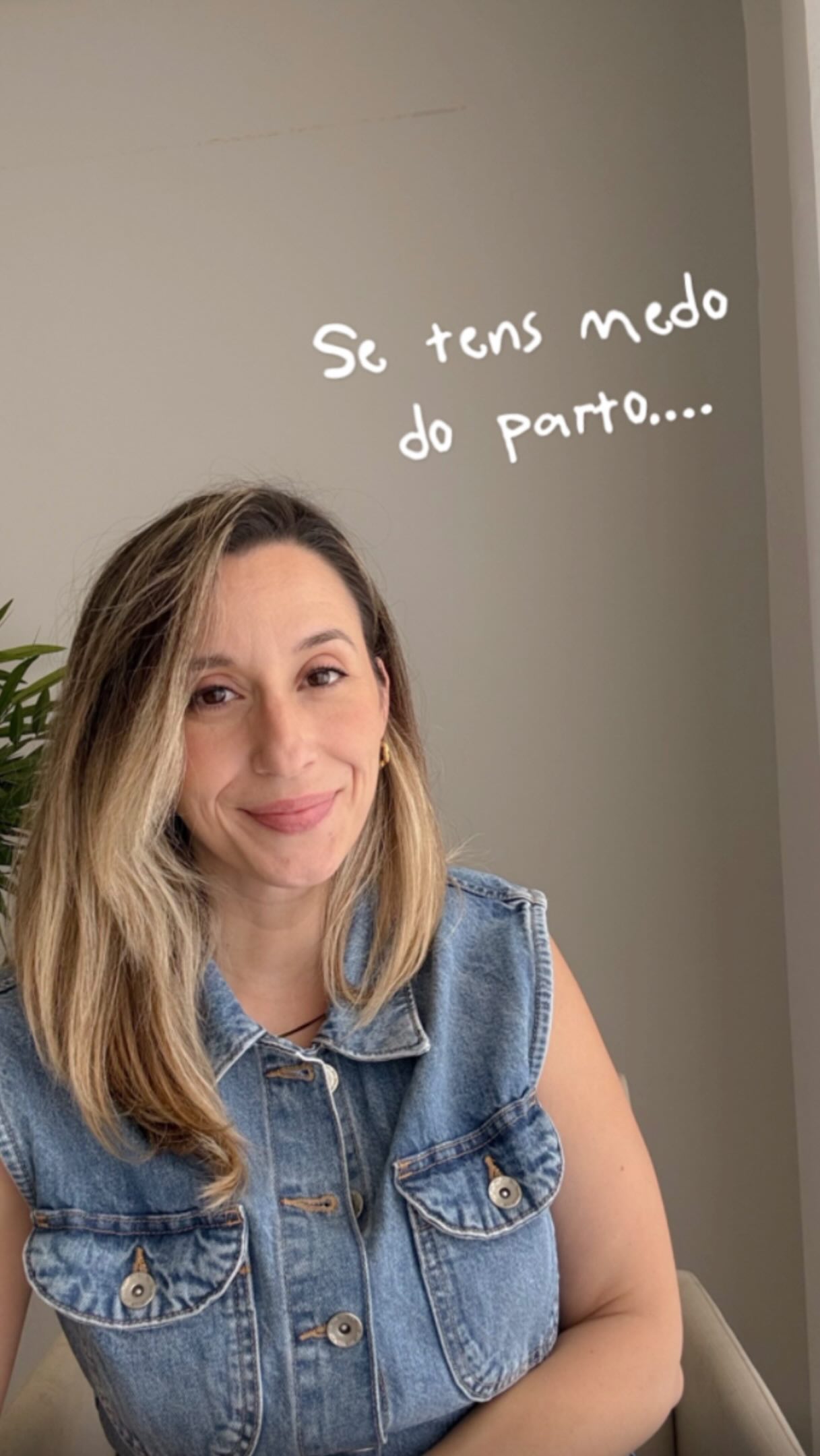 O medo do parto não significa que és fraca. Significa que és humana🤍

Há uma pressão silenciosa na gravidez que quase ninguém fala:
A ideia de que devias sentir-te só feliz, tranquila e “pronta”🙃

Mas e quando tens medo?
Medo da dor,
medo de perder o controlo,
medo de algo correr mal,
medo de não conseguir…

Quero que saibas isto: sentir medo não te torna menos capaz de parir.
Muitas vezes, o medo nasce daquilo que ainda não conhecemos.
E quando só ouvimos histórias difíceis, quando ninguém nos explica o que acontece ao nosso corpo ou como lidar com cada fase… o cérebro entra em alerta. É proteção, não fraqueza.

A boa notícia?
A preparação muda tudo.
Não porque o medo desaparece por magia,mas porque a confiança começa a ocupar espaço💖

E foi exatamente para isso que criei a Semana da Gravidez Descomplicada, um evento online e gratuito onde vou ajudar-te a viver a gravidez, o parto, a amamentação e o pós-parto com mais tranquilidade e confiança 🥹 podes inscrever-te no link da BIO ou comentares GRAVIDEZ que envio-te o link!

E agora quero mesmo saber: O que te assusta mais no parto? Conta-me nos comentários, prometo ler tudo🥰