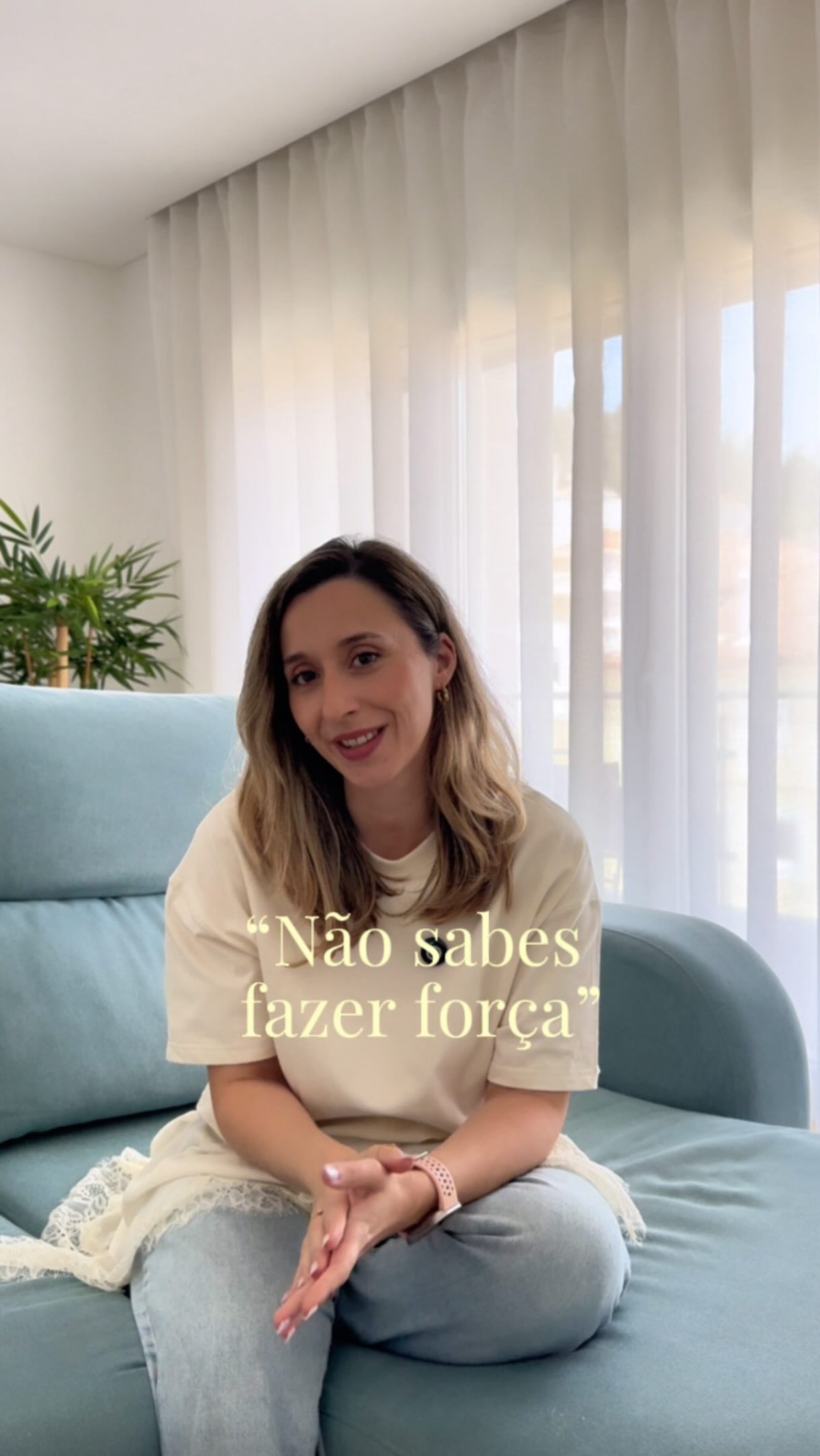 E se o problema nunca tivesse sido “não saber fazer força”? 🤍

Há mulheres que chegam ao parto a acreditar que o corpo delas falhou.

Que não fizeram bem. Que não conseguiram. Que “não souberam fazer força”.

Mas às vezes a verdade é muito mais simples e muito mais injusta: ninguém lhes explicou como ouvir o próprio corpo com calma, porque ele dá-nos sinais.

No parto, pequenos ajustes fazem toda a diferença…
〰️ respirar,
〰️ relaxar, 
〰️ não contrair o pavimento pélvico,
〰️ ouvir o próprio corpo em vez do medo.

E talvez seja exatamente isso que muitas mulheres precisem de ouvir: não estão erradas. Não estão “a fazer mal”. Só mereciam ter sido acompanhadas com mais explicação, presença e confiança.

Porque uma mulher em trabalho de parto não precisa de pressão.
Precisa de orientação. 🫶

Mas também há toda uma preparação a ser feita ainda na gravidez. 
Porque informação muda a experiência, muda a confiança e muda completamente a forma como vives o parto 💖

Agora quero saber já tiveste medo de não saber o que fazer no parto?