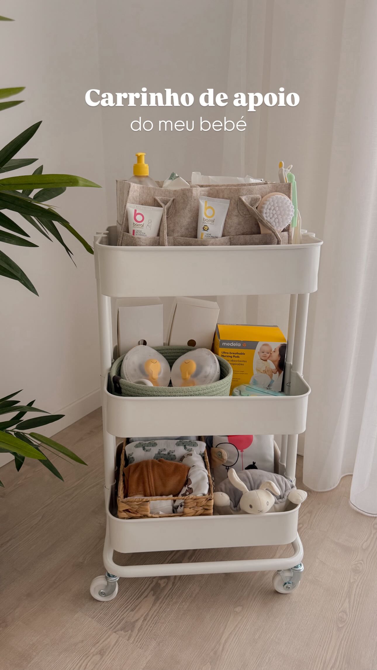 Este carrinho é o meu melhor amigo na rotina com o Lourenço! 🤍

Ter tudo o que preciso para cuidar do meu bebé e amamentar, de forma prática, fez TODA a diferença na nossa rotina.🙌

Ele anda comigo pela casa e tem tudo sempre à mão: desde fraldas, cremes e musselinas até à bomba de extração e roupinha extra, porque os imprevistos fazem mesmo parte!🤭

Na verdade, foi esta a solução prática que encontrei para um desafio cá de casa… (conto-vos nos stories!)

E o mais giro? Este vídeo nasceu de um pedido vosso! 🥰

Por isso, aqui fica o tour completo do nosso carrinho de apoio — simples, funcional e cheio de amor.

✨ Se estás a montar o teu carrinho de apoio, guarda esta ideia!

#carrinhodeapoio #maternidade #maternidadereal #bebé #amamentação  #babieseverywhere_