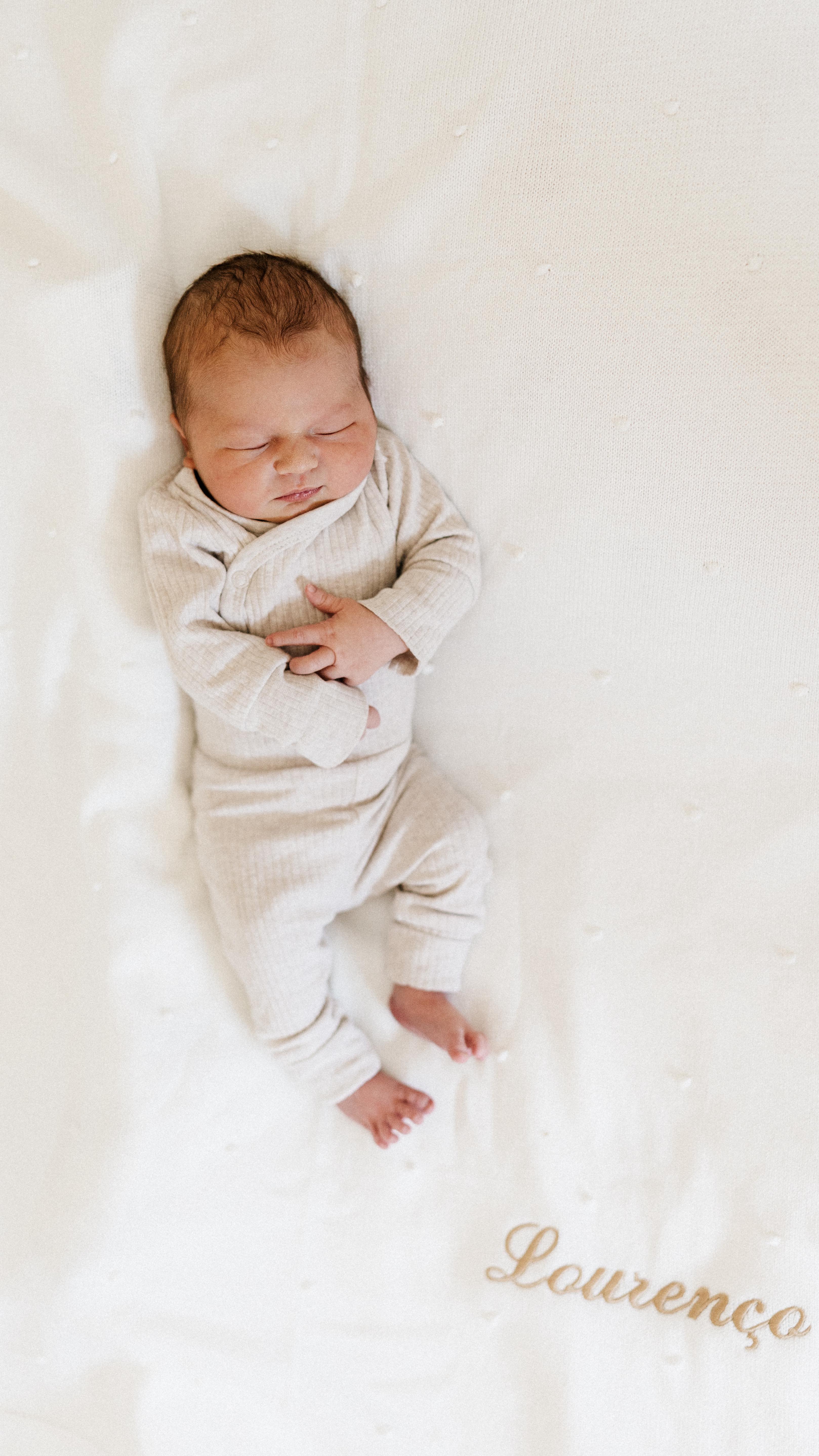 O colchão preferido do Lourenço... 
na verdade sou eu 🤭🤍

Claro que escolher um bom colchão é essencial — não só para o conforto, mas também para o desenvolvimento do bebé e a segurança do sono. 😴

Mas nos primeiros tempos, os bebés nem sempre “adoram”estar no berço… mesmo que tenham o melhor dos colchões.

E oiço tantas, mas tantas vezes este desabafo: 
“Parece que o berço tem picos…” 

MAS a verdade é que não é o berço que tem picos,
é o teu colo que tem tudo aquilo que o teu bebé precisa💗

No colo ele sente o som do teu coração, o calor do teu corpo, o cheiro que conhece desde a barriga…
É ali que se sente seguro neste novo mundo que ainda está a descobrir. 🤱

Por isso, mamã, respira — não estás a fazer nada de errado.
Estás a dar o melhor que tens: amor, conforto e segurança.🥹

Por aí também é assim? O berço tem picos e o colo é o colchão preferido? 

💕 Vamos partilhar para acalmar os corações das recém-mamãs.

#maternidadereal #recémnascido #pósparto #bebé #sonodobebe #exterogestação #babieseverywhere_