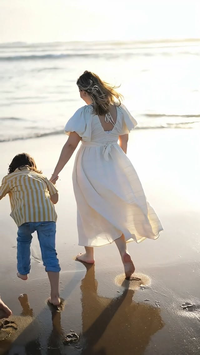 ✨ 2025, mas que ano! 🥹

O ano em que fui mãe pela segunda vez 🤍
e em que o Du realizou o sonho de ser mano mais velho 🥹

O ano em que fiz, finalmente, as pazes com o meu parto anterior.

O ano em que estive grávida ao mesmo tempo que as minhas melhores amigas… voltámos a ter babies everywhere 🤭 (e agora já são mais do que nós 😅).

O ano em que tive a minha dream team na gravidez e no pós-parto, que tornou tudo mais leve e mais bonito.

O ano em que os astros se alinharam para ter um parto incrível, rodeada de pessoas incríveis 🥹

O ano em que ainda me apaixonei mais pelo @brunopaimoura 🤍 podia ter sido o contrário com a chegada de mais um filho 🫣, mas percebemos ainda mais a importância de sermos uma equipa 🫶

Foi também o ano em que esta comunidade cresceu como nunca!
Partilhámos pensamentos, desafios e conquistas.
Mesmo quando não consegui estar tão presente em cursos, consultas ou workshops… continuámos juntas em palavras, apoio e presença aqui no digital 🥹
Obrigada por estarem desse lado 🫶

Um ano exigente, intenso, desafiante…
e ainda assim, um dos melhores da minha vida 🥰
Houve desilusões, sim.
Mas houve muitas surpresas boas, encontros certos
e pessoas que levo comigo para 2026 💖

2025, vou ter saudades.
2026, estou pronta!

✨ E vamos juntas, porque por aqui vão acontecer coisas muito, muito épicas 🥰

#recap2025 #gravidez #maede2 #maternidade #babieseverywhere_