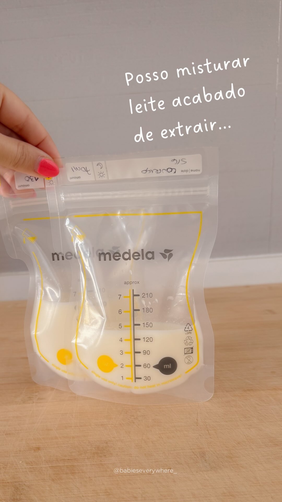 Posso misturar leite acabado de extrair ao leite que já está no frigorífico?🥛

A resposta é: sim… mas há um detalhe MUITO importante 👀
👉A temperatura tem de ser a mesma!

Ou seja:
❌ Não juntes leite acabado de extrair (ainda morno) diretamente ao leite que já está frio no frigorífico.

Porquê?
Porque ao juntares leite morno ao frio podes:
〰️ aumentar a temperatura do leite já refrigerado
〰️ comprometer a conservação
〰️ favorecer o crescimento de bactérias

O ideal é:
✔️ Guardar a nova extração no frigorífico
✔️ Esperar que fique fria
✔️ Só depois juntar ao leite que já lá estava guardado

Parece um pequeno detalhe certo? 
Mas faz toda a diferença na conservação e segurança do leite🙌

E esta é só uma das muitas dúvidas que surgem quando pensamos no regresso ao trabalho e queremos continuar a amamentar 🥹

✨ No Workshop Regresso ao Trabalho vou ensinar-te estratégias práticas para regressares com mais tranquilidade e confiança, sem sentires que o trabalho tem de significar o fim da amamentação 🤍

💬Comenta “Workshop” para receberes mais informações.

E agora diz-me já sabias disto? Ou és da team “não fazia ideia”? 😅
‌
#regressoaotrabalho #amamentação #extraçãodeleite #leitematerno #babieseverywhere_