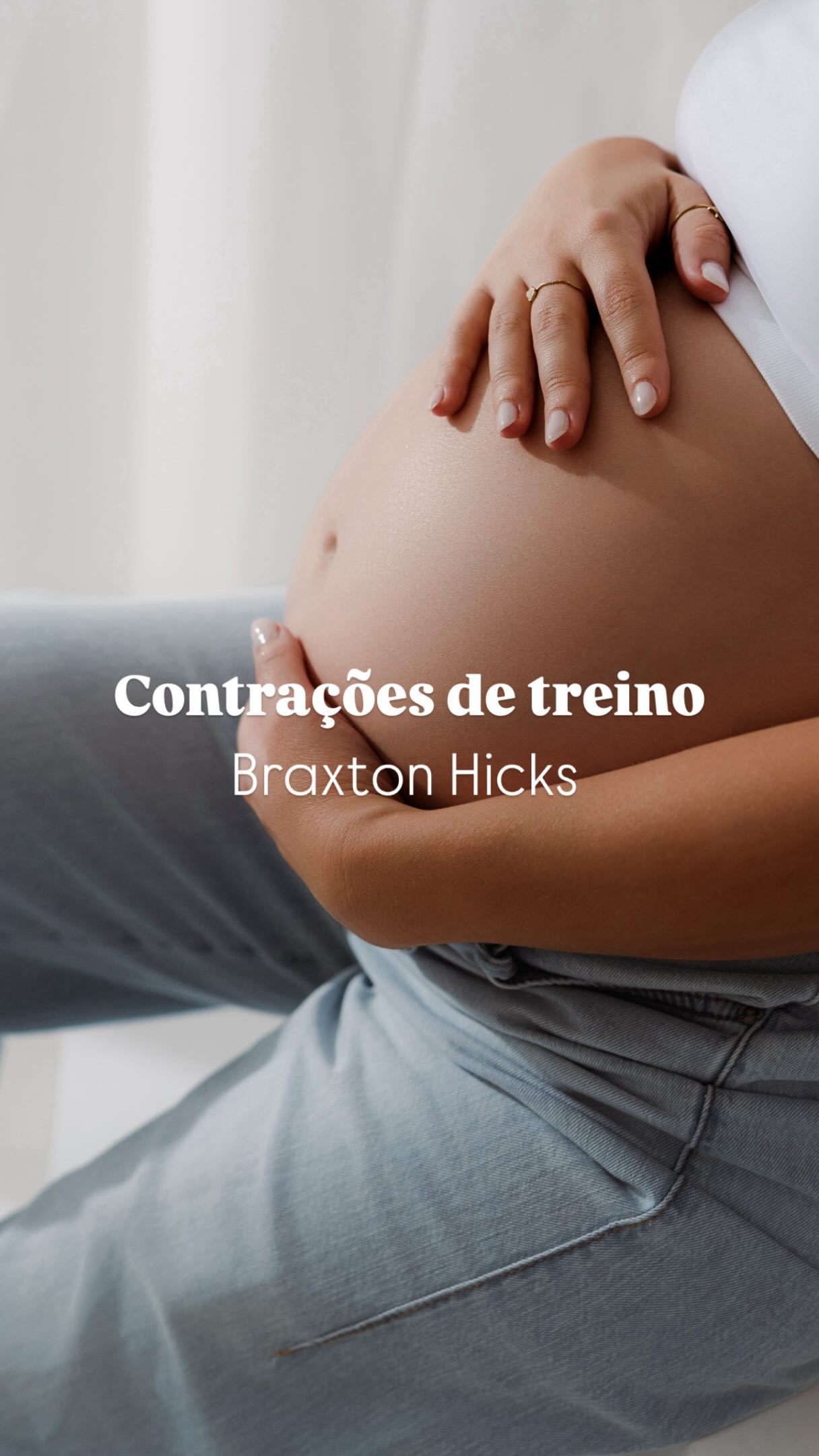 🤰 Contrações de Braxton Hicks ou de treino 🤰

Durante a gravidez, é comum sentir a barriga a ficar rija em alguns momentos. Mas isso não significa que o trabalho de parto começou…

Estas contrações, conhecidas como Braxton Hicks, podem acontecer a partir do segundo trimestre, mas tornam-se mais frequentes no final da gravidez. São uma forma natural do corpo se preparar para o parto.

Como saber se são contrações de treino? 👇

〰️ Normalmente são indolores, podendo sentir apenas a barriga ficar rija por momentos (uma sensação de aperto).

〰️ Não são regulares e não aumentam de frequência nem de intensidade com o tempo.

〰️ Normalmente aliviam quando mudas de posição, caminhas um pouco, descansas ou te hidratas.

〰️ Sentem-se mais na parte da frente da barriga e podem surgir apenas numa zona.

〰️ Não modificam o colo do útero (ao contrário das contrações do trabalho de parto).

Então, se estás a sentir estas contrações, respira fundo, hidrata-te e lembra-te: na maioria das vezes são apenas um treino do teu corpo para o grande dia 💖

💬 E por aí? Já começaste a sentir as famosas contrações de Braxton Hicks?

Se ao leres esta legenda percebeste que ainda tens dúvidas sobre os sinais do trabalho de parto e gostavas de chegar a esse momento com mais confiança e tranquilidade…

Comenta PARTO e envio-te todas as informações sobre o Nascer com Amor🫶

#gravidez #grávida #contrações #parto #maternidade
